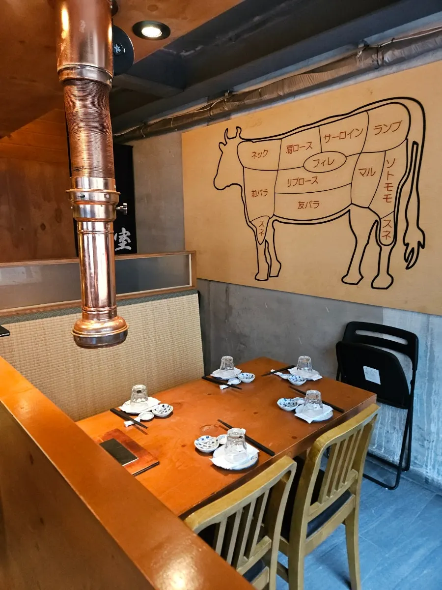 오픈 키친을 둘러싼 우시야 성수점 다찌석