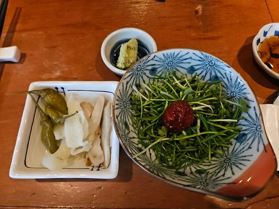 소 부위 그림이 그려진 벽면의 테이블석