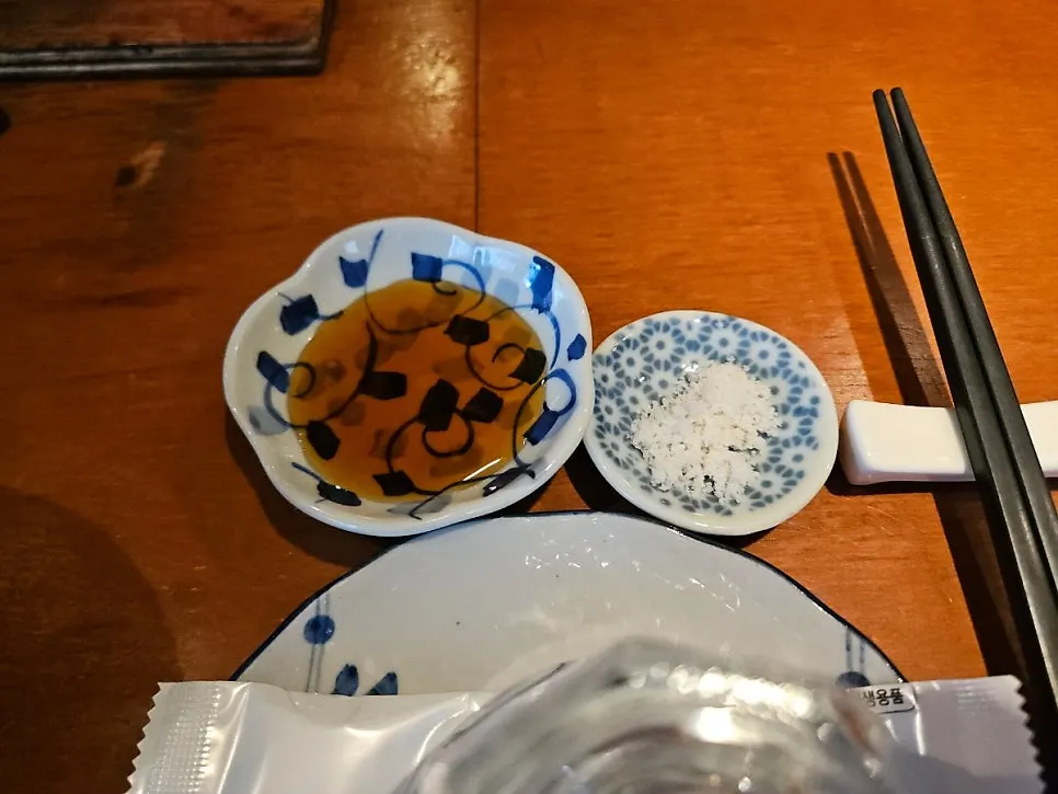 장아찌와 부추무침 등 우시야 기본찬 세팅