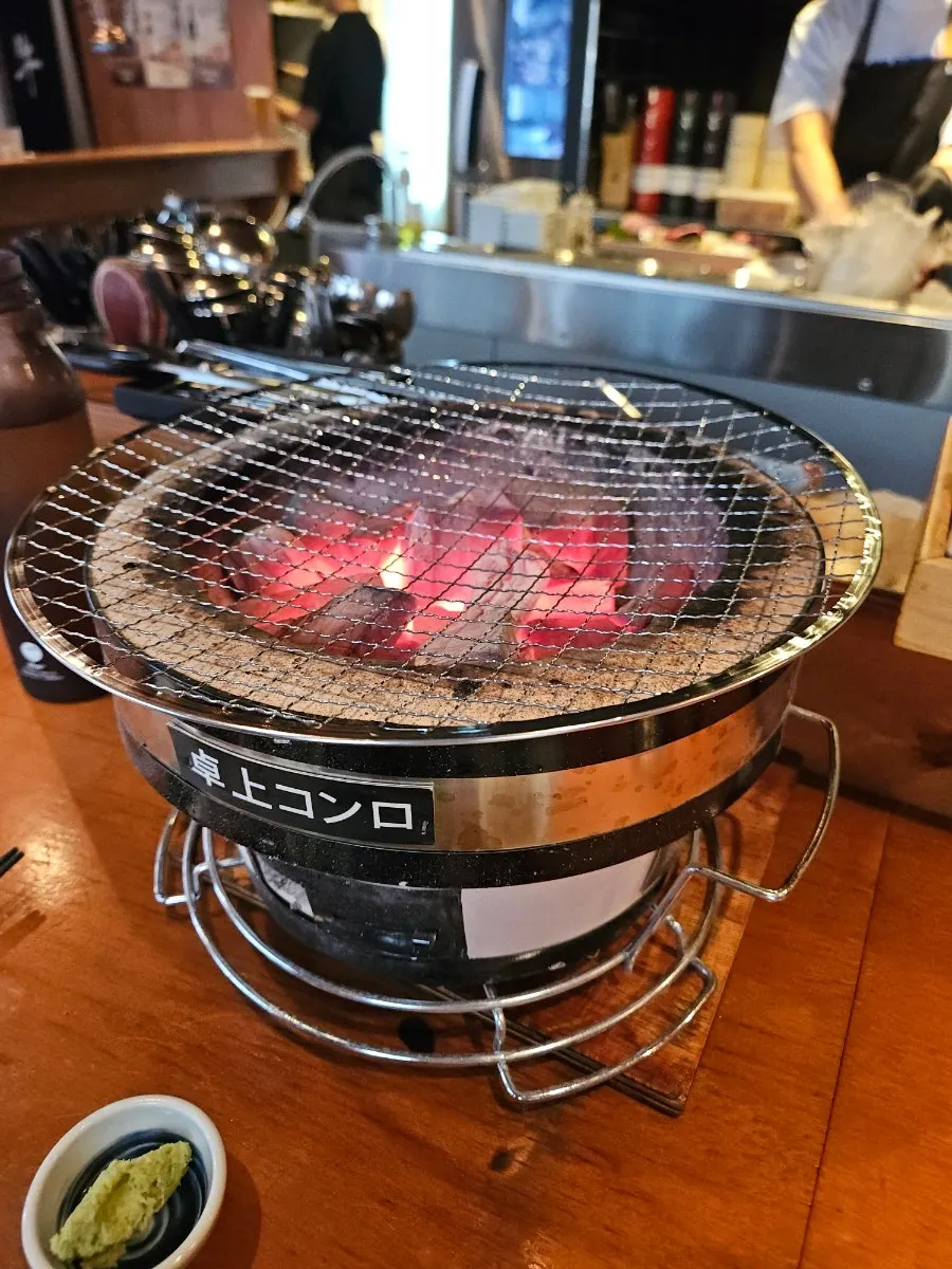 숯이 달아오른 테이블 구이용 화로