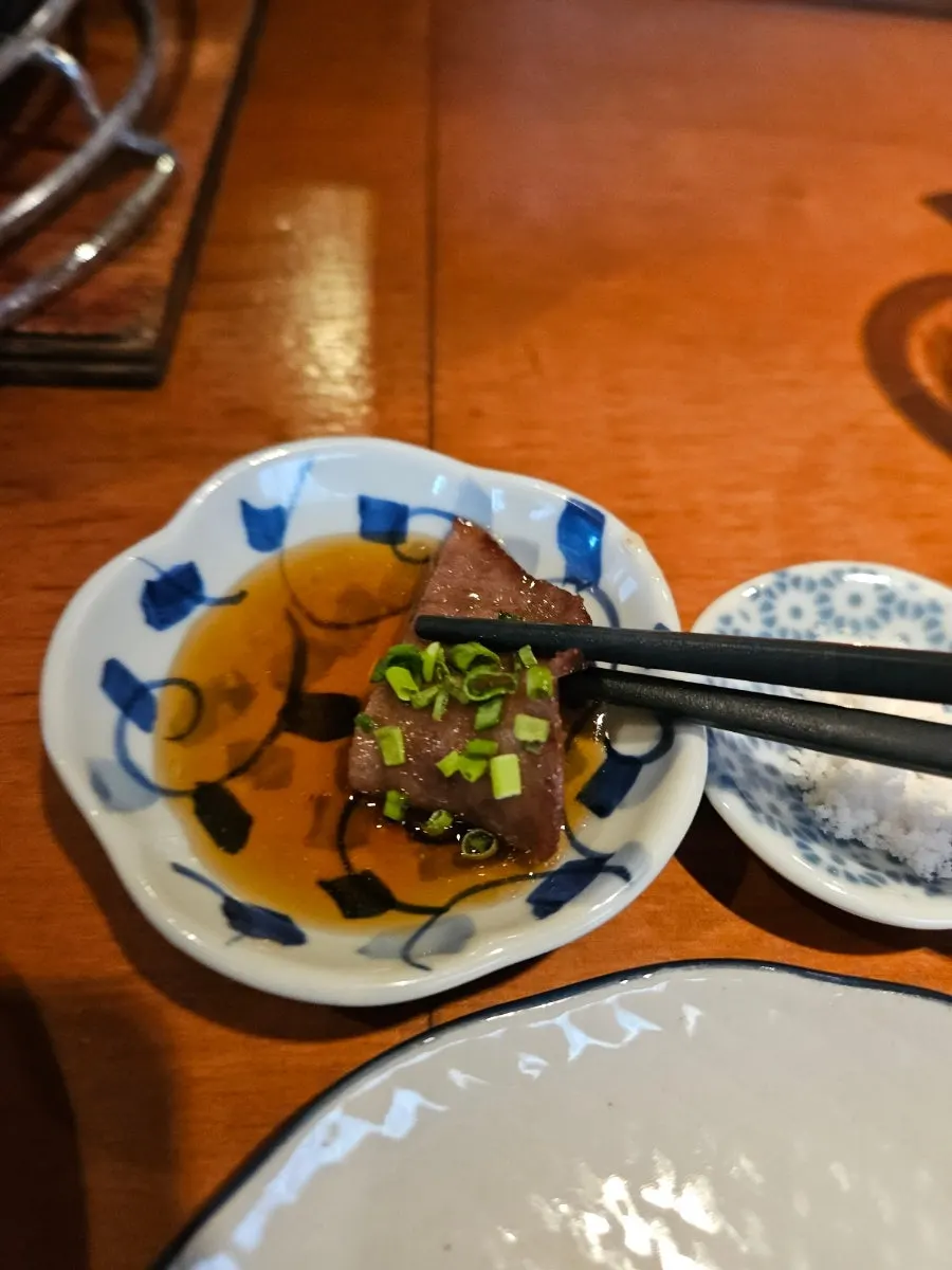 노릇하게 구워진 얇은 우설 구이
