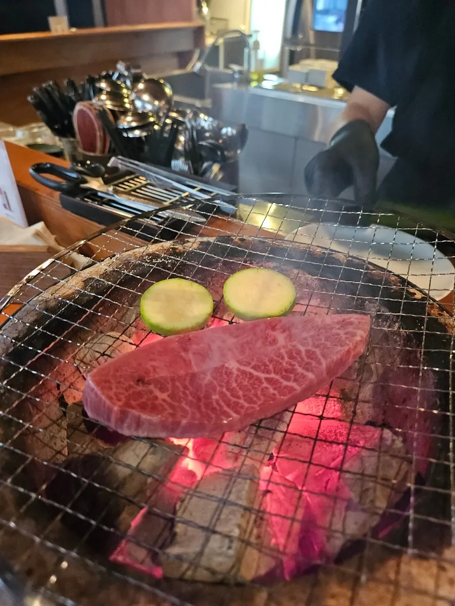 미디엄으로 구워진 채끝 단면