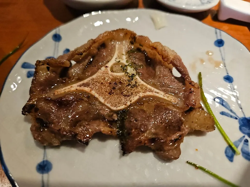 접시에 담긴 업진살 플레이팅