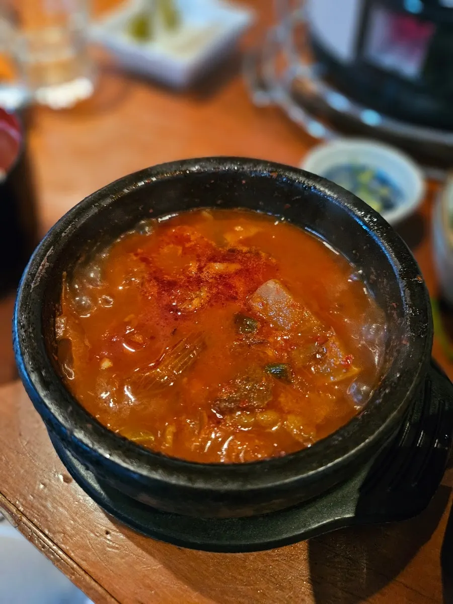 공기밥과 함께 나온 묵은지 조림
