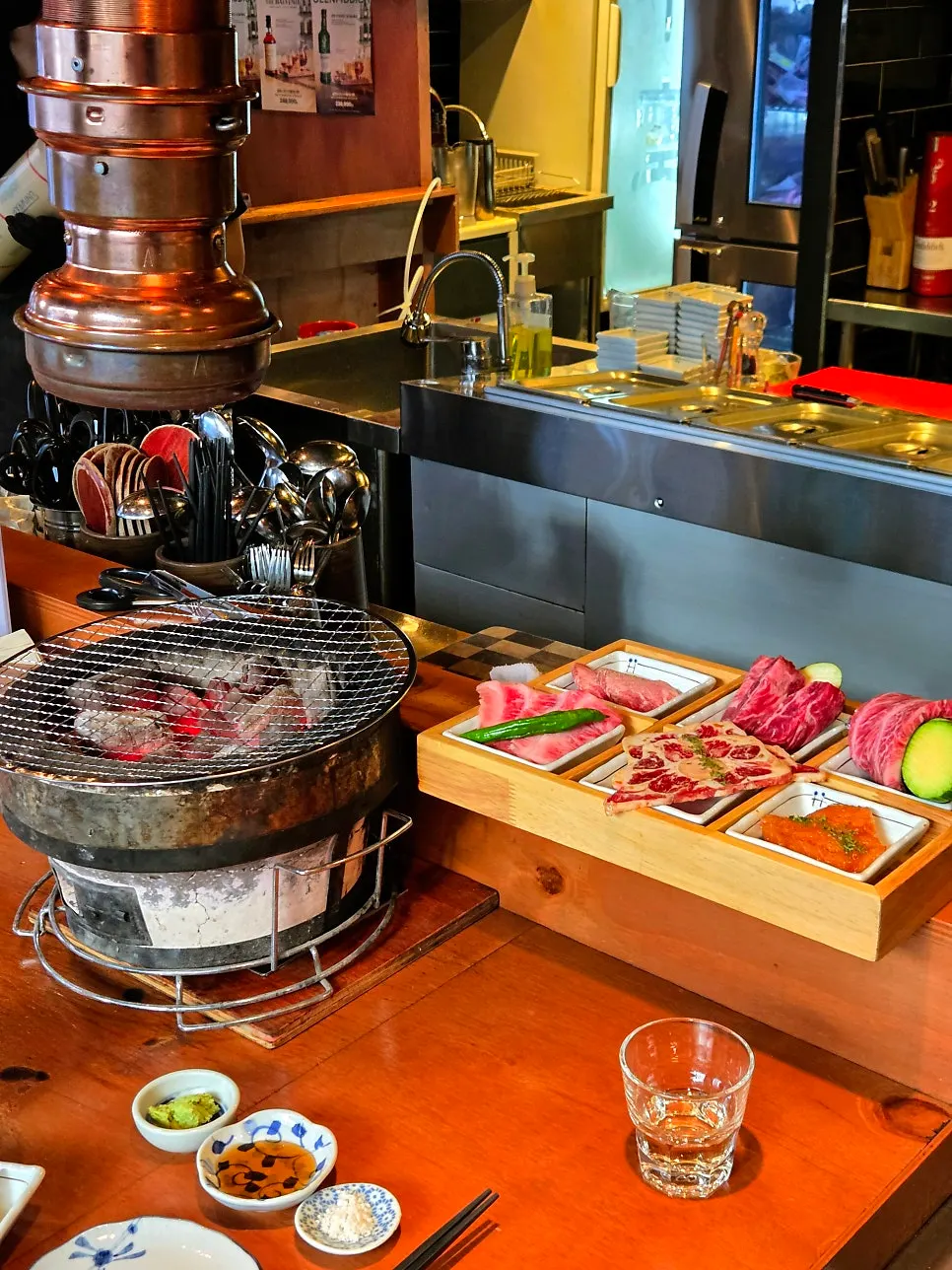다찌석 앞 화로에 불이 달궈진 모습