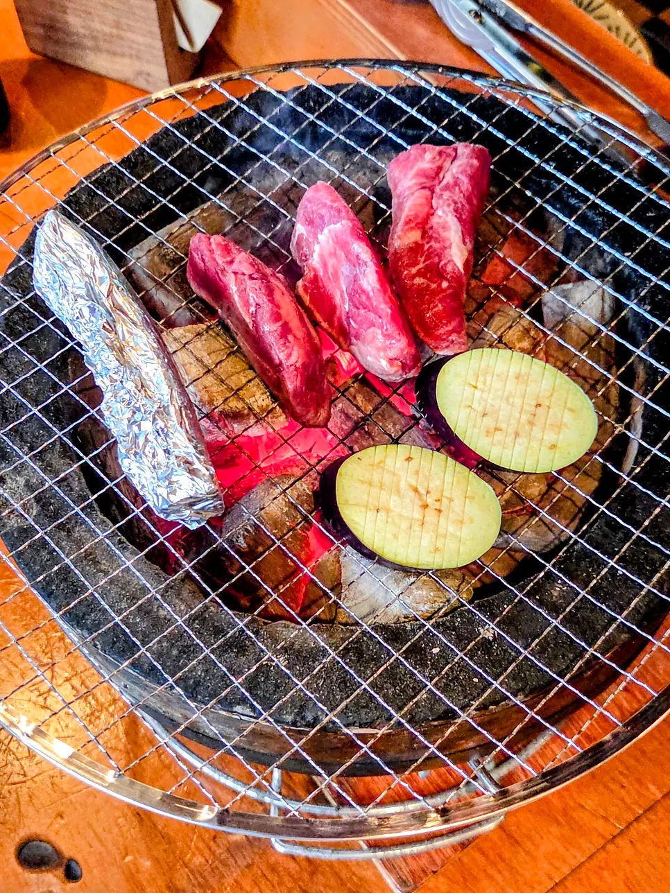 살짝 구워 낸 우시야 우설 한 점