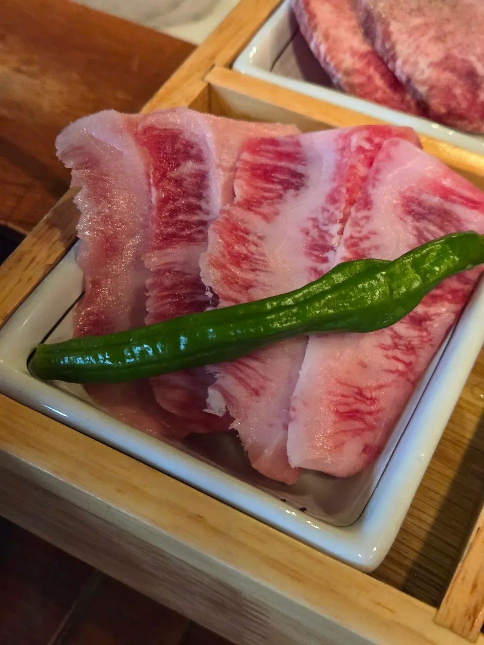 접시에 담긴 구운 한우 한 점