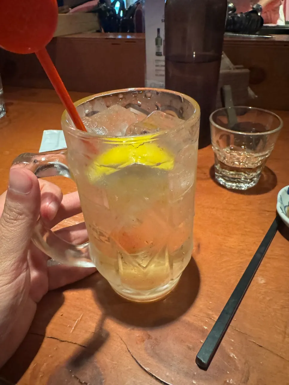 A non-alcoholic highball with a lemon slice