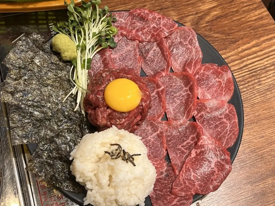 담백하게 양념된 우시장회관 육회