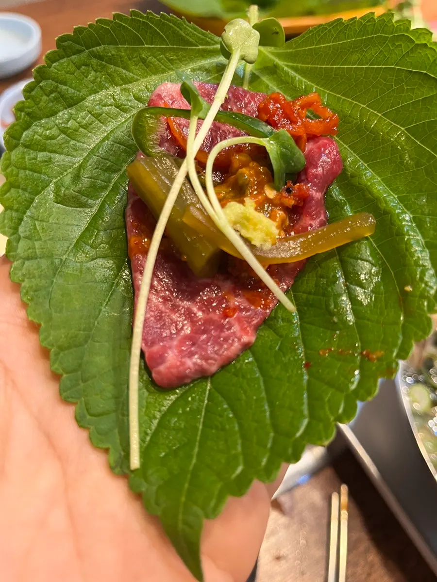 계란노른자를 올린 육회와 깻잎