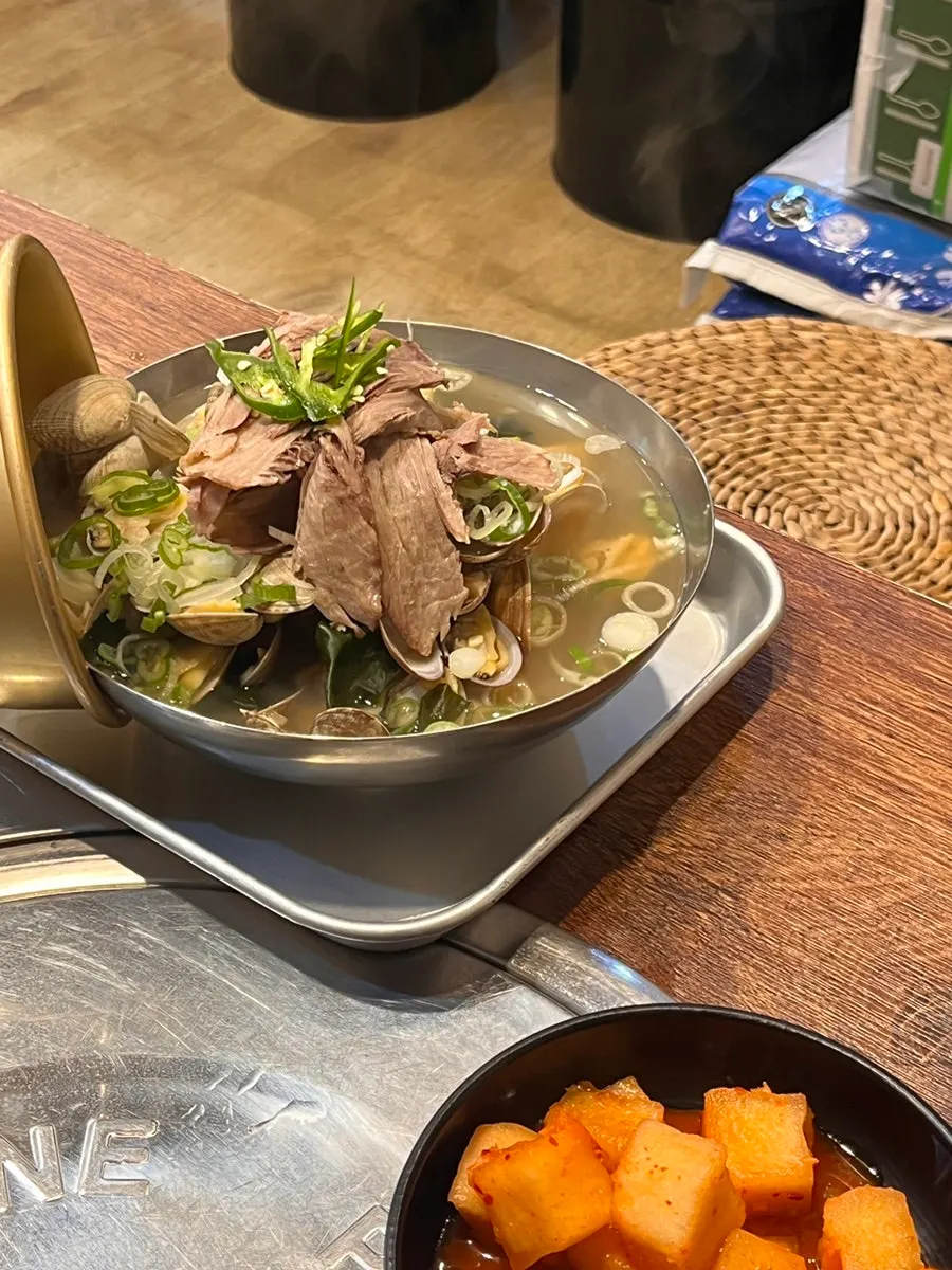 뚝배기에 끓고 있는 바지락소고기국밥