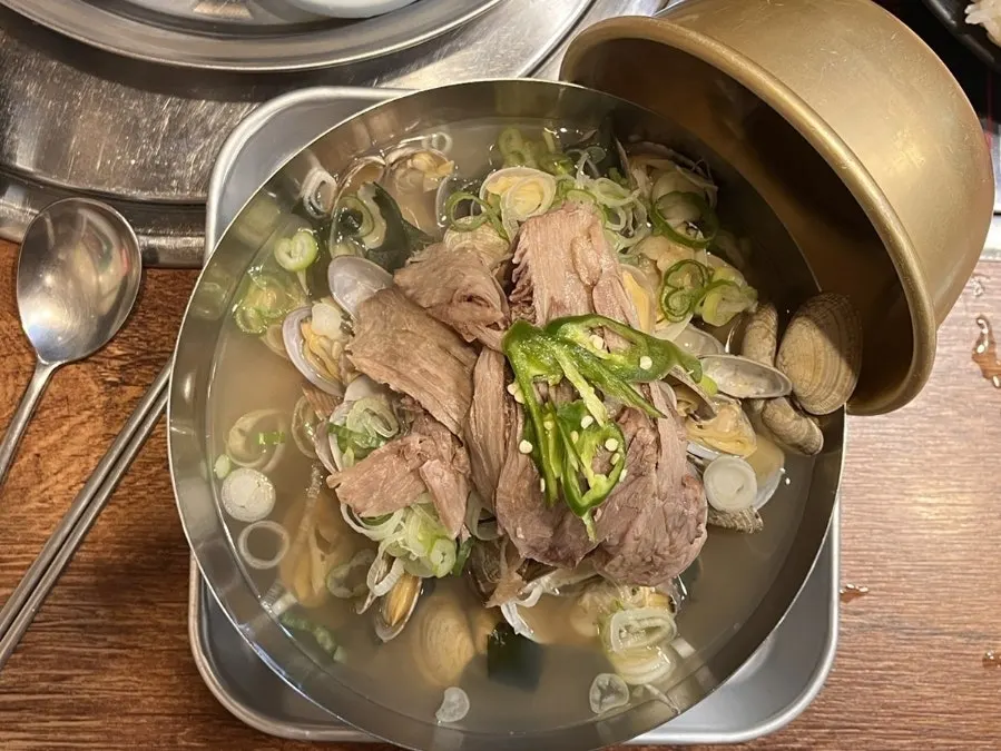 숟가락으로 떠올린 소고기국밥 국물