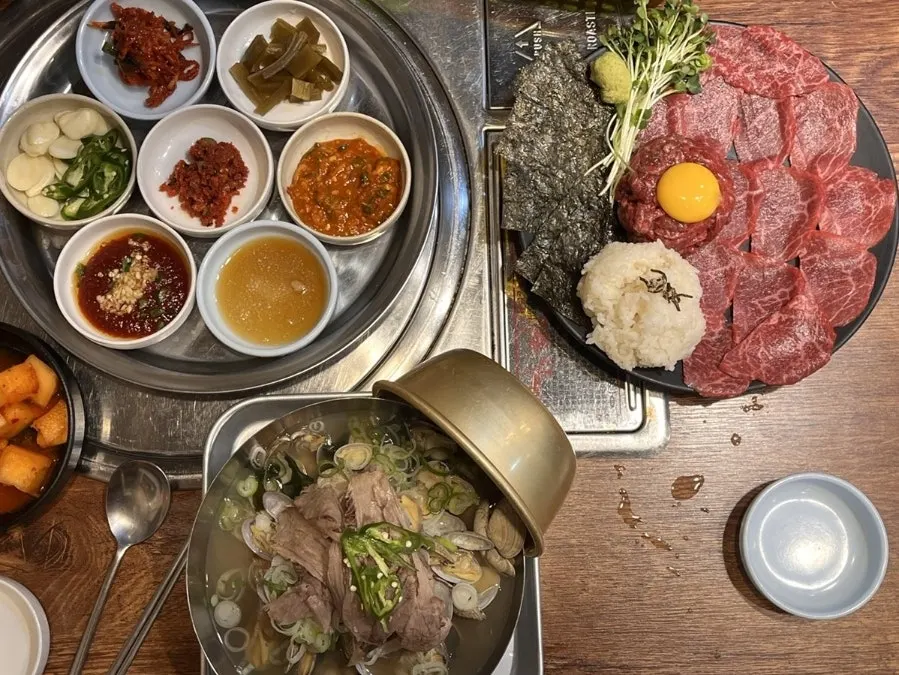 고기가 넉넉히 들어간 바지락소고기국밥