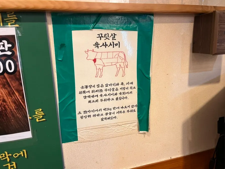 우시장회관 홀과 손님들 모습
