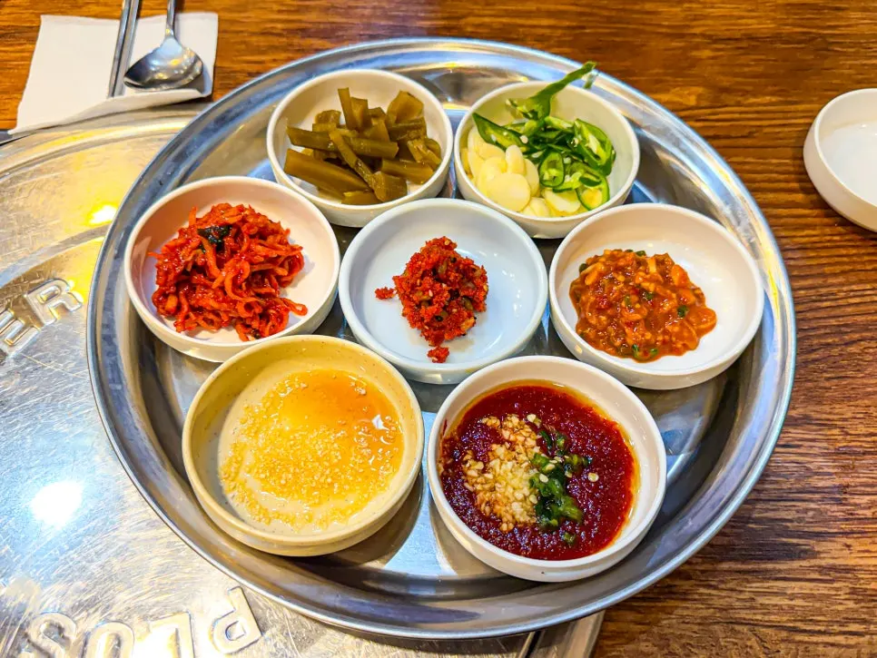 육사시미와 함께 나온 반찬과 장류