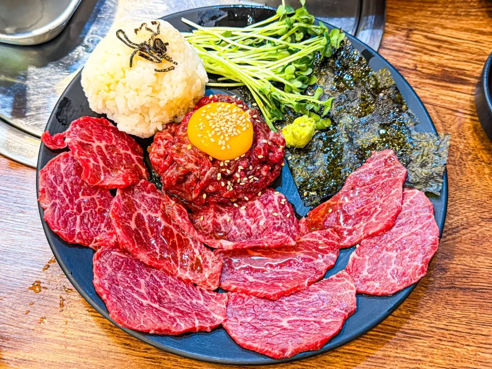 투쁠 No.9 꾸릿살 깻잎 육회시미 한 접시