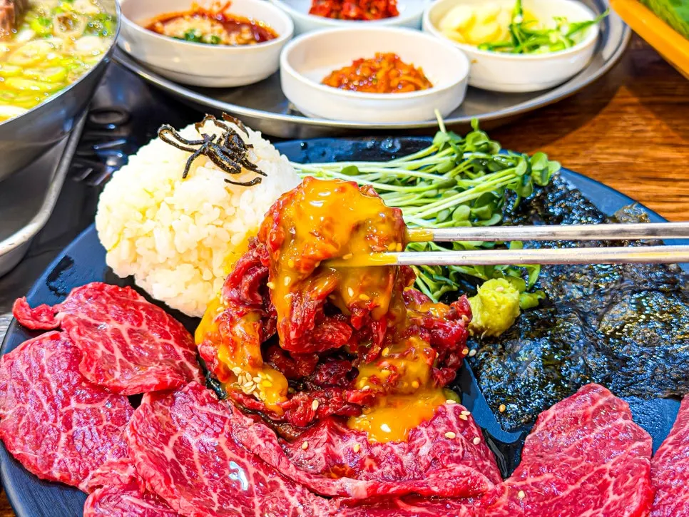 노른자를 올린 한우 육회
