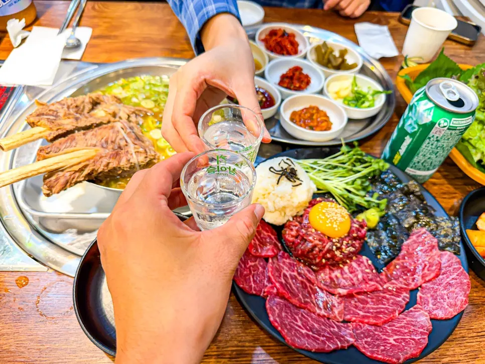 젓가락으로 집어 올린 육회