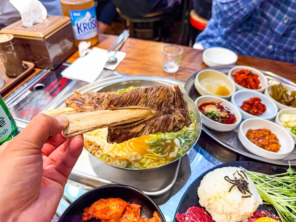왕갈비 두 대가 올라간 갈비탕