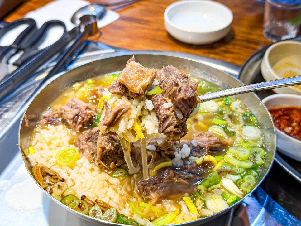 살을 발라낸 갈비탕과 당면 대파