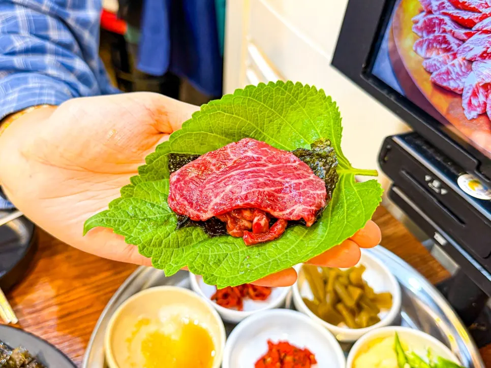 깻잎에 김과 육사시미를 올린 쌈