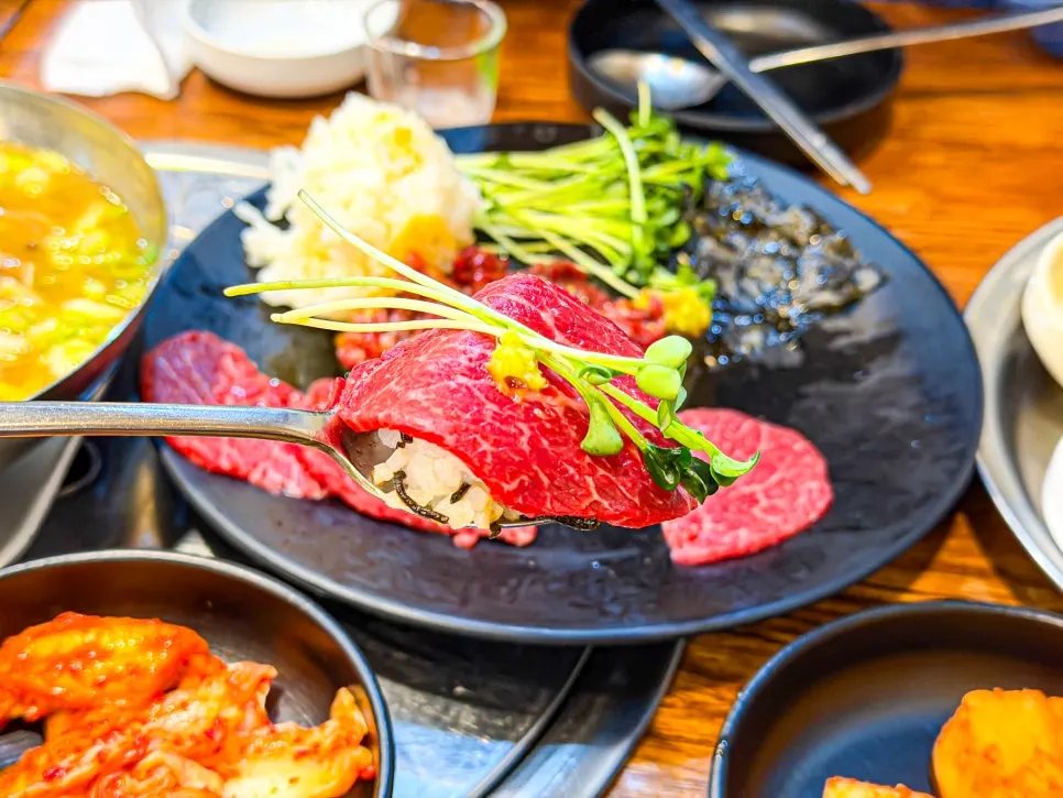 와사비와 무순을 올린 육사시미 쌈
