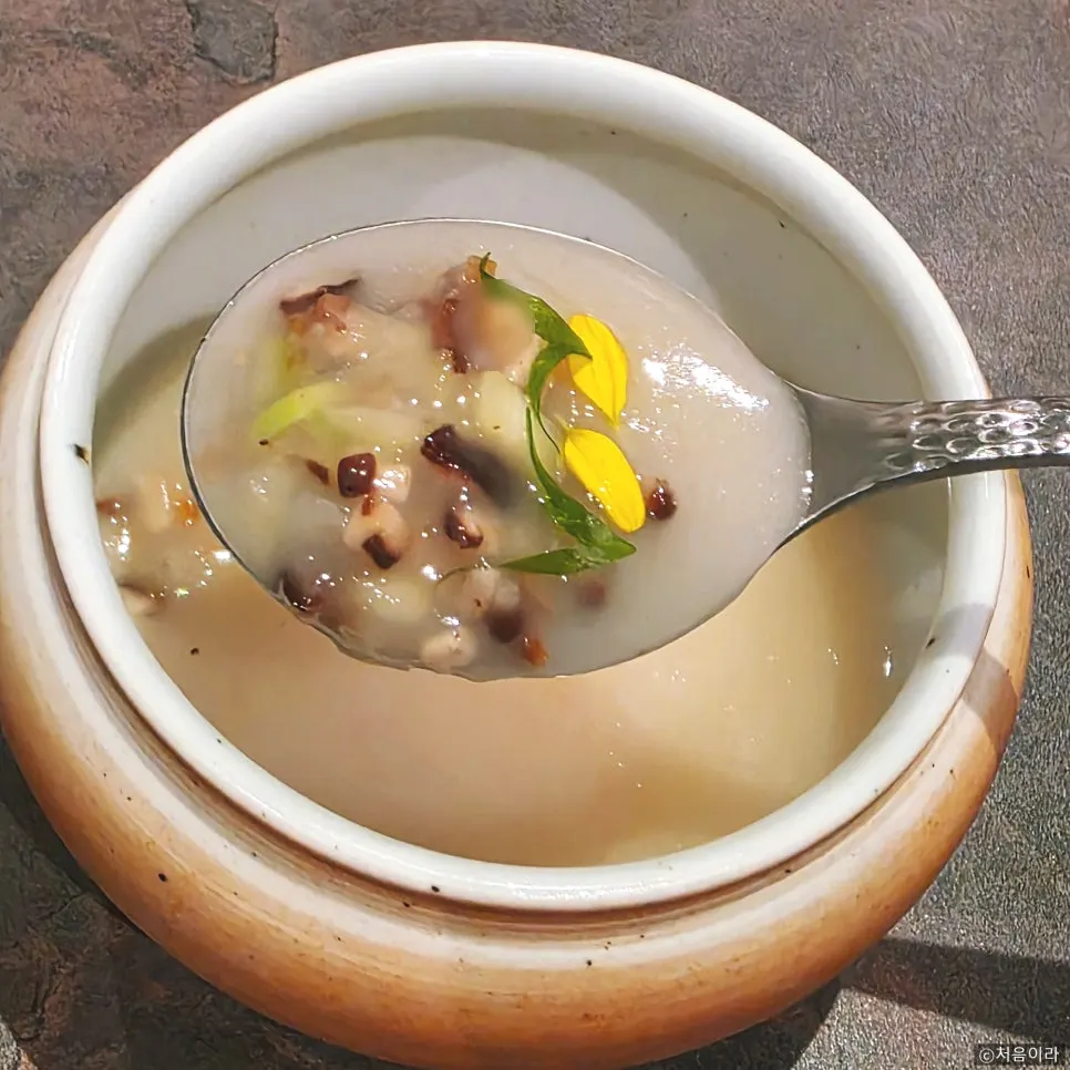 U-gye jinjuk, the first course of the meal