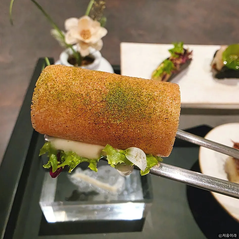 Crispy roll with scallop and clam cream sauce, a bite-size dish