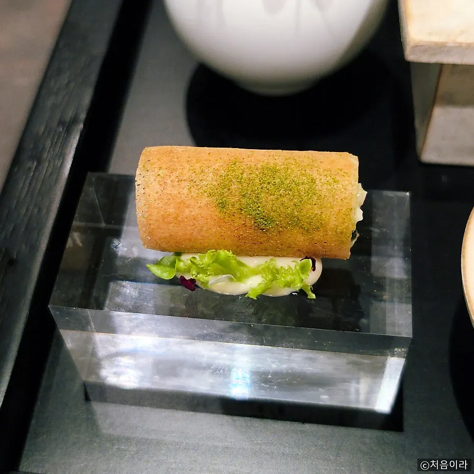 Close-up of the bite-size scallop roll plating