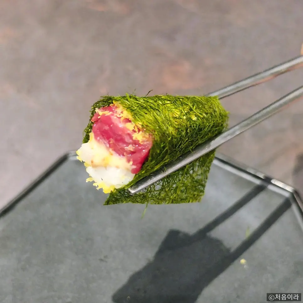 A bite of hanwoo yukhoe eaten on top of gamtae
