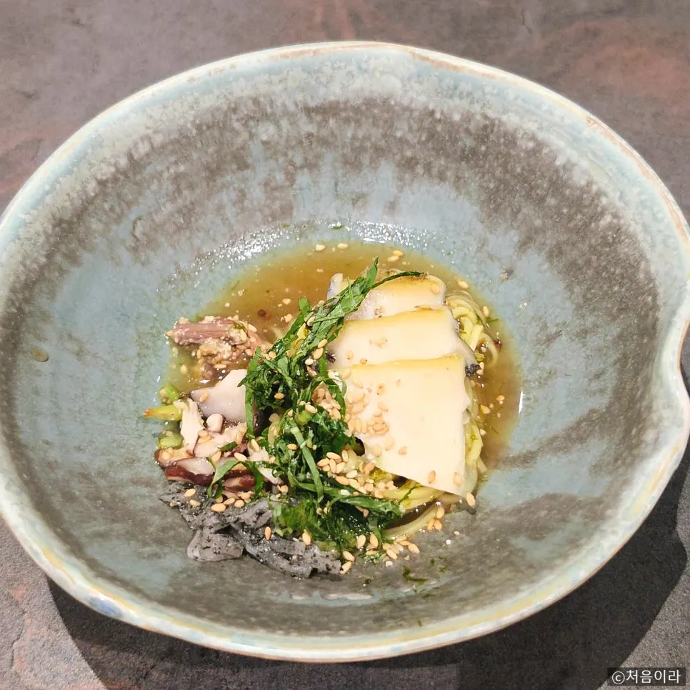 Abalone five-color gardenia noodles topped with Wando abalone and herbs