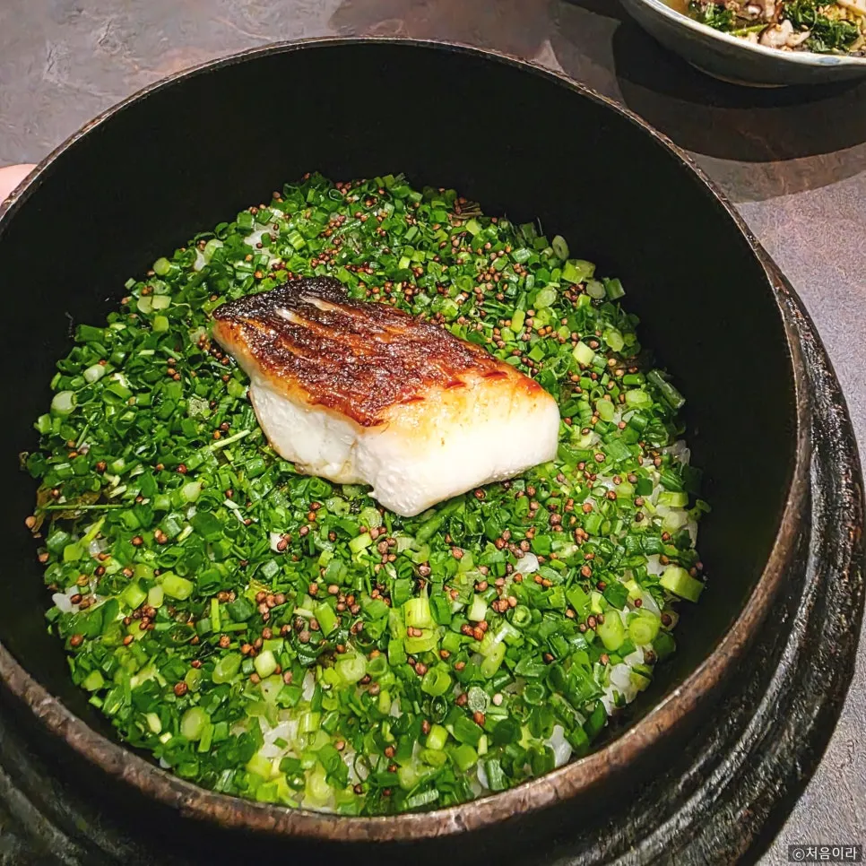 Sea bream pot rice packed with sea bream