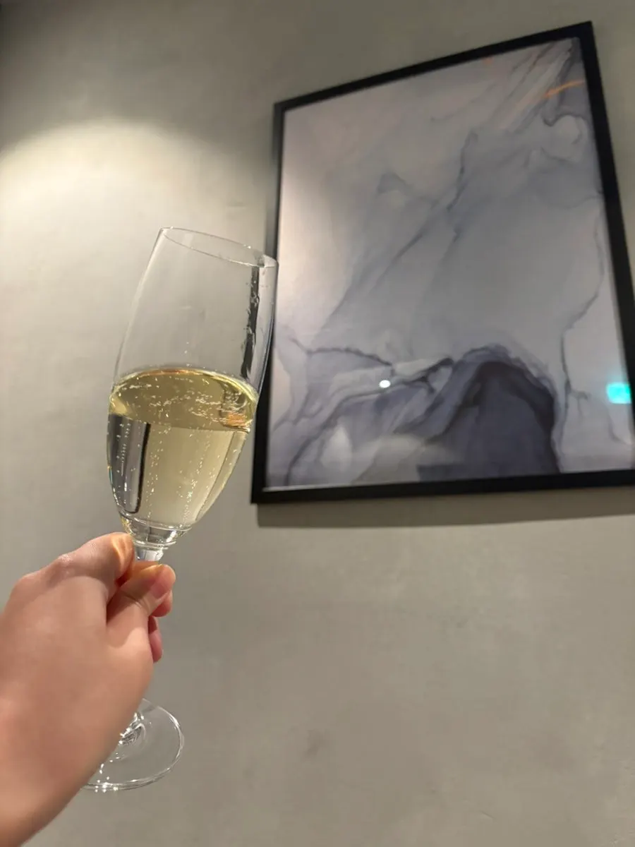 기본 제공 보리차와 세팅된 테이블
