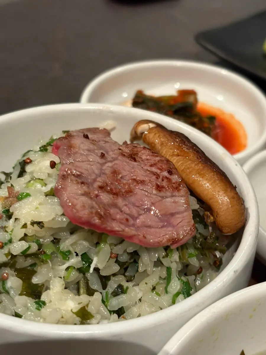 도미솥밥과 반찬이 차려진 한우 반상