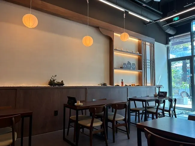 Table seating arrangement at Usul