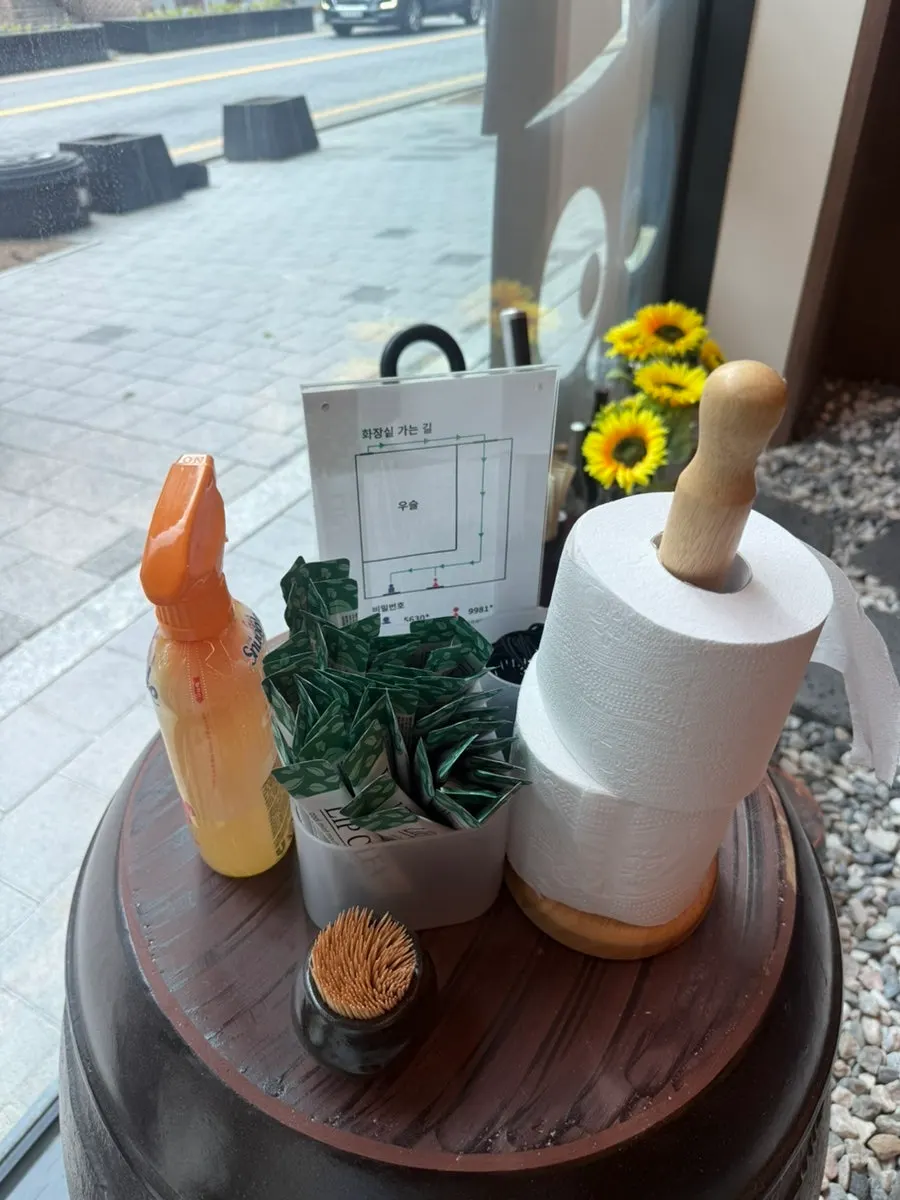 외투 걸이와 머리끈이 준비된 매장 한켠