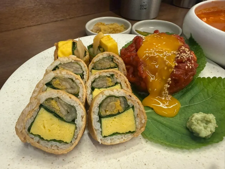 초당 순두부 곰탕이 함께 놓인 상차림