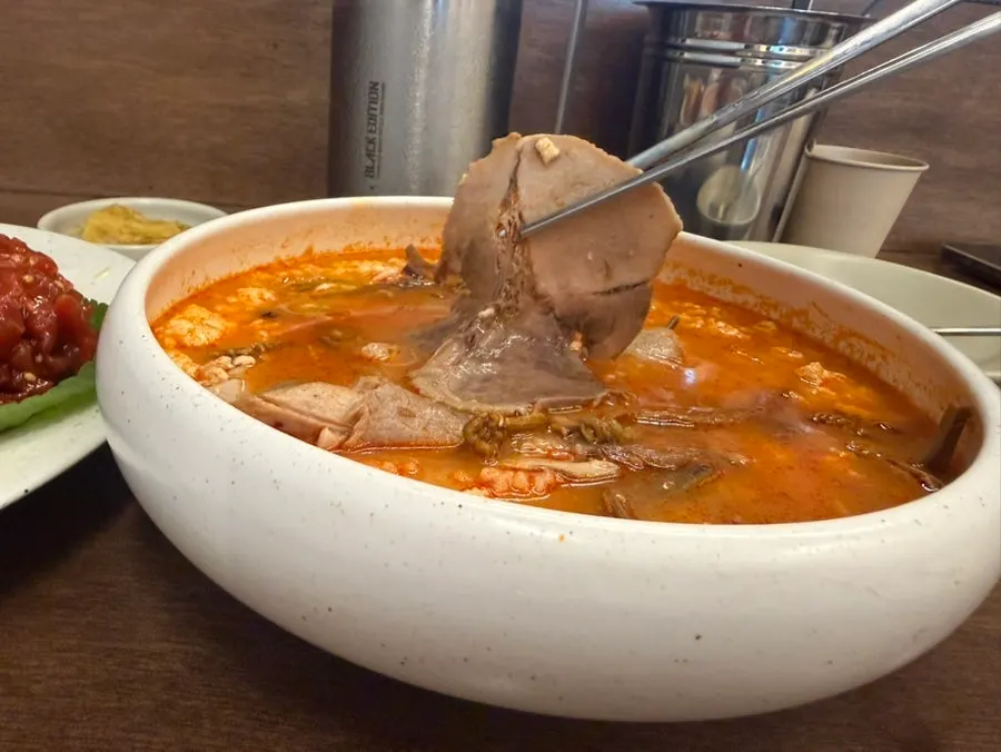 돼지 수육을 올린 초당 순두부 곰탕