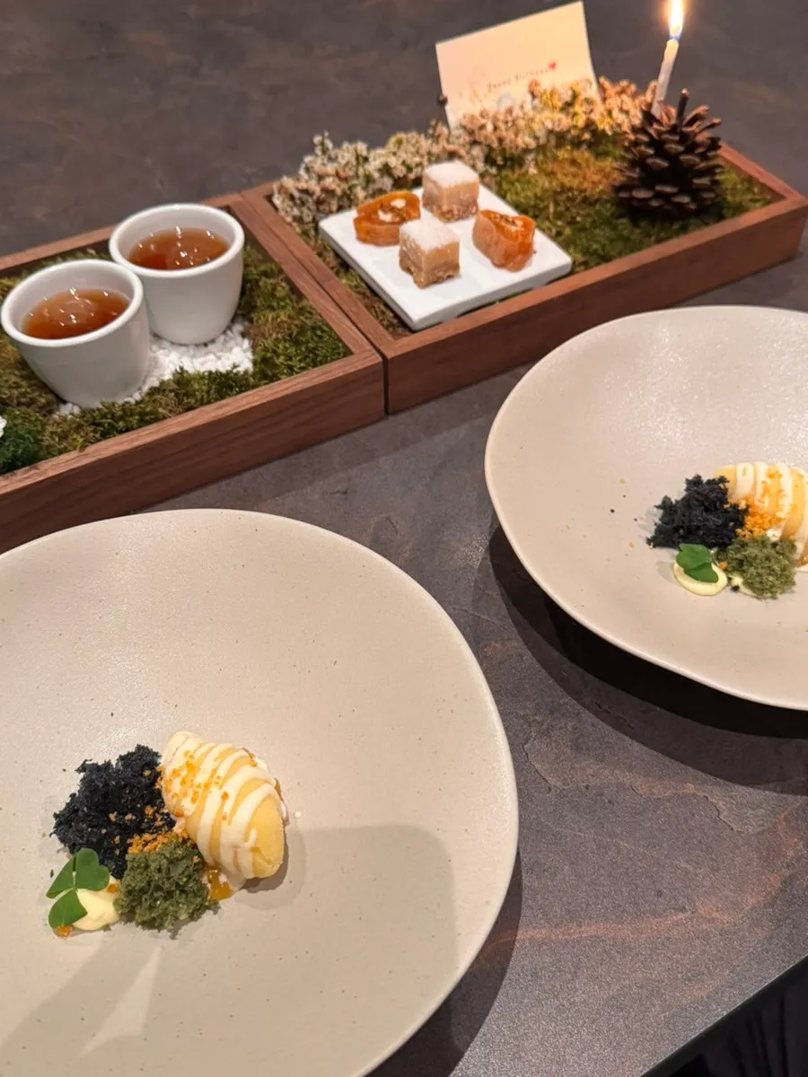 Dessert plate with apricot and green citrus