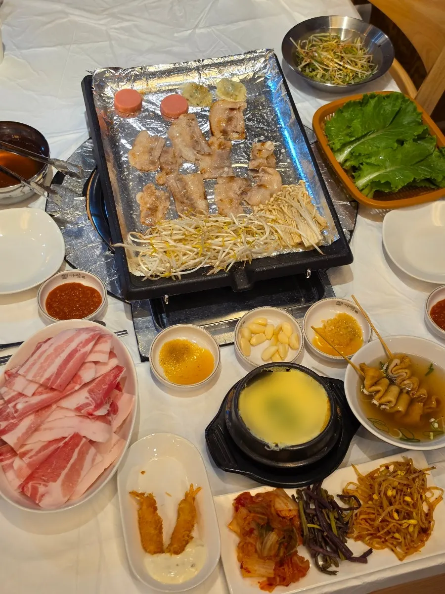Thin-sliced pork belly placed on the medium-heat grill plate