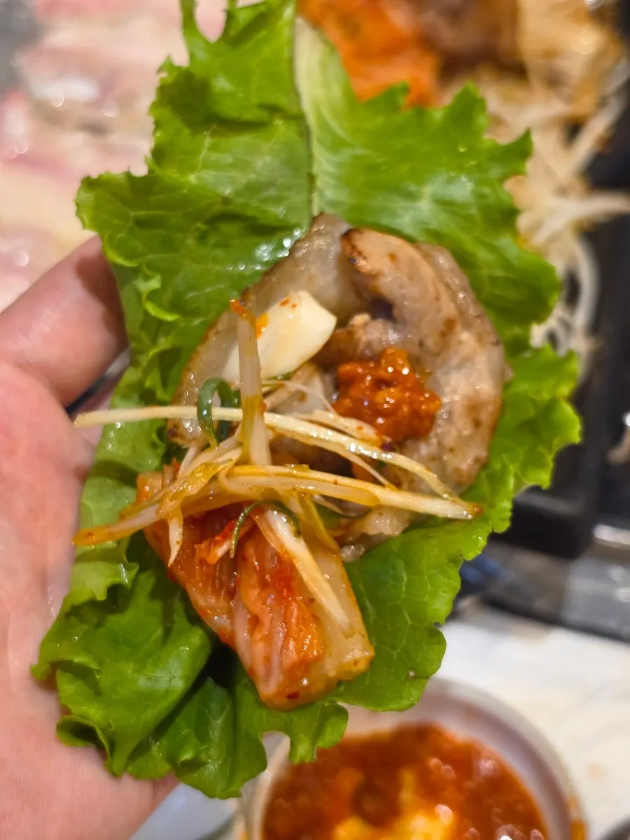 Juicy thin-sliced pork belly topped with green onion shreds