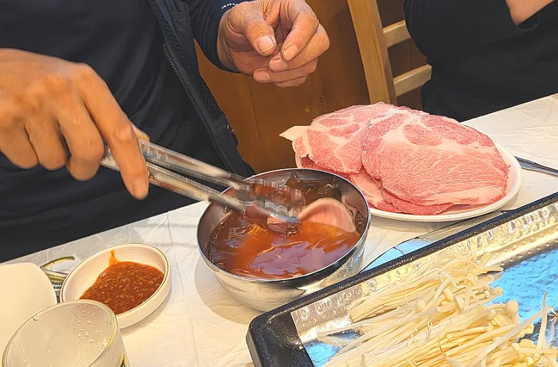 웃삼 간판과 입구