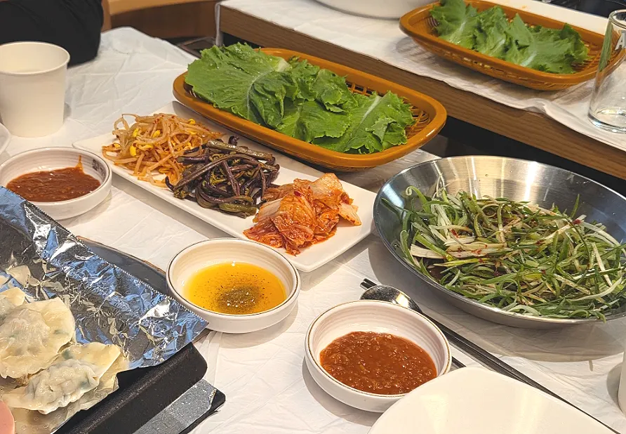 쌈과 파절이가 놓인 기본 상차림