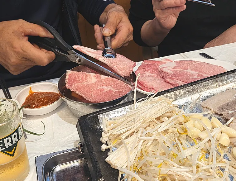 가장자리가 노릇하게 말린 냉동삼겹살