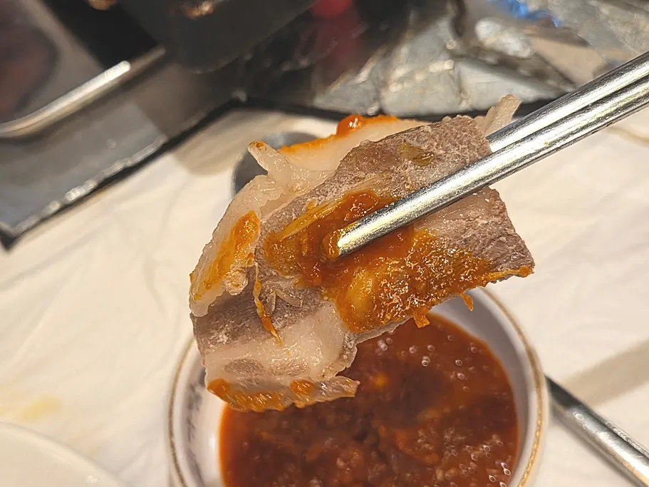 만두와 분홍소세지를 함께 구운 불판