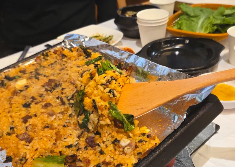 바닥이 눌은 볶음밥 마무리