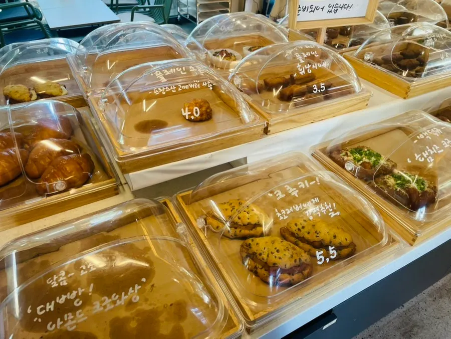 贴有价格标签的面包陈列柜