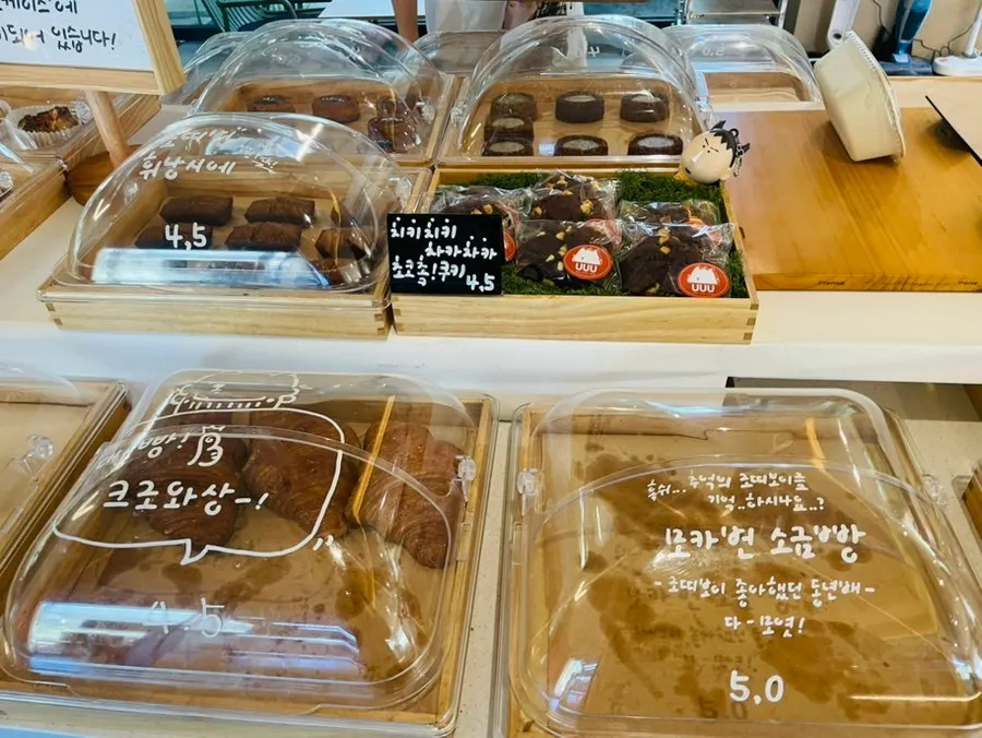 各种烘焙产品陈列的样子