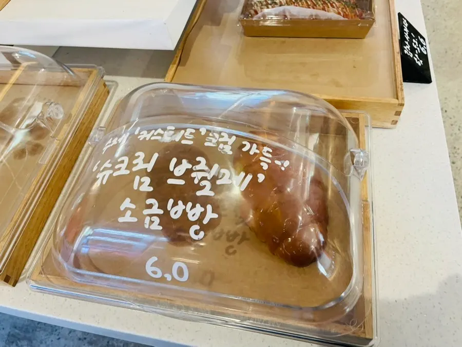 摆放着饼干和甜点的陈列柜