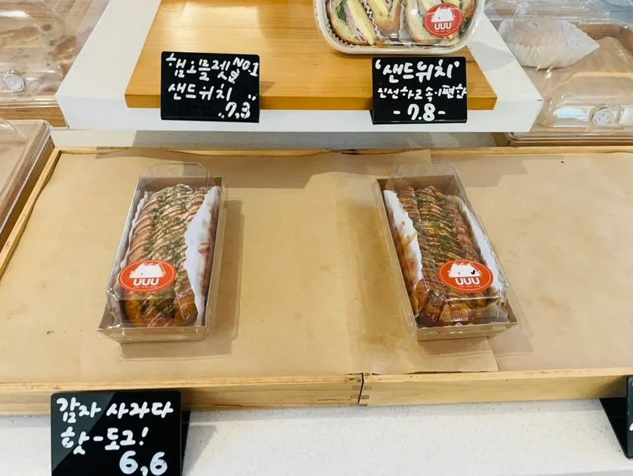 托盘中盛放的面包